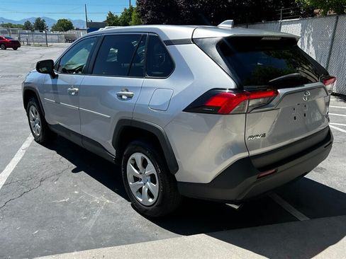 Used 2022 Toyota RAV4 LE AWD/4WD image 5