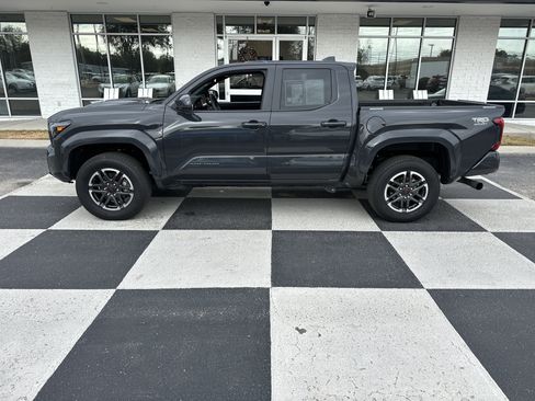 Used 2025 Toyota Tacoma TRD Sport image 1
