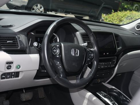 Used 2017 Honda Pilot Touring image 9