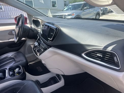 Used 2017 Chrysler Pacifica Touring-L FWD image 49