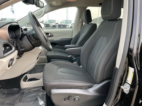 Used 2024 Chrysler Voyager LX image 7