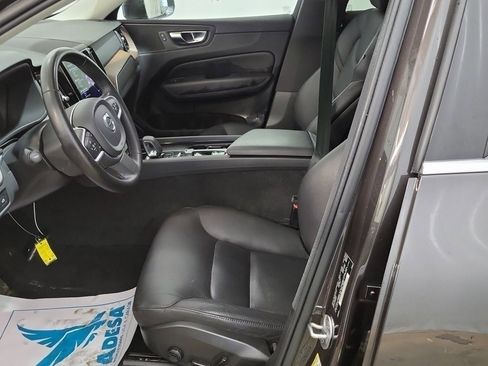 Used 2022 Volvo XC60 B5 Momentum image 3