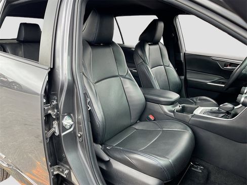 Used 2022 Toyota RAV4 SE image 25