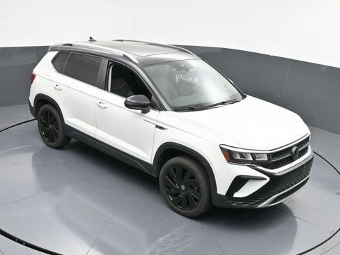 Used 2024 Volkswagen Taos SE w/ Panoramic Sunroof Package image 30