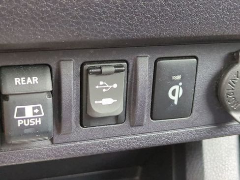 Used 2018 Toyota Tacoma TRD Off-Road AWD/4WD image 21