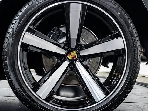 Certified 2025 Porsche Macan image 25