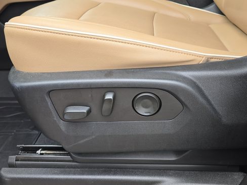 Used 2021 Chevrolet Suburban Premier image 22