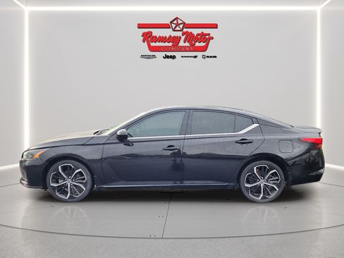 Used 2023 Nissan Altima 2.5 SR w/ SR Premium Package FWD image 2