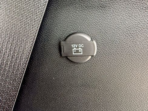 Used 2025 Chrysler Pacifica Select image 16