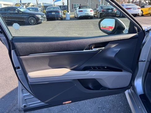 Used 2020 Toyota Camry XLE FWD image 9