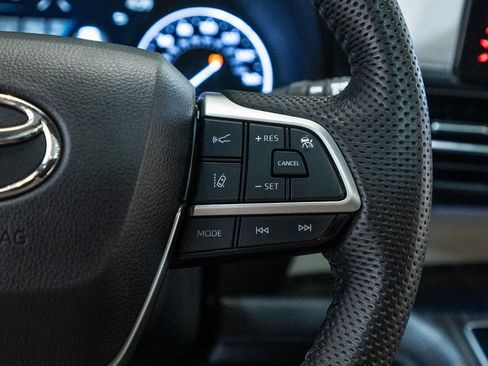 Used 2022 Toyota Sienna Limited image 33