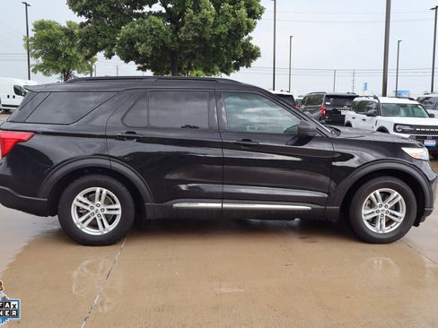 Used 2023 Ford Explorer XLT RWD image 2