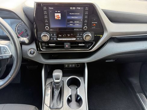 Used 2022 Toyota Highlander LE AWD/4WD image 11