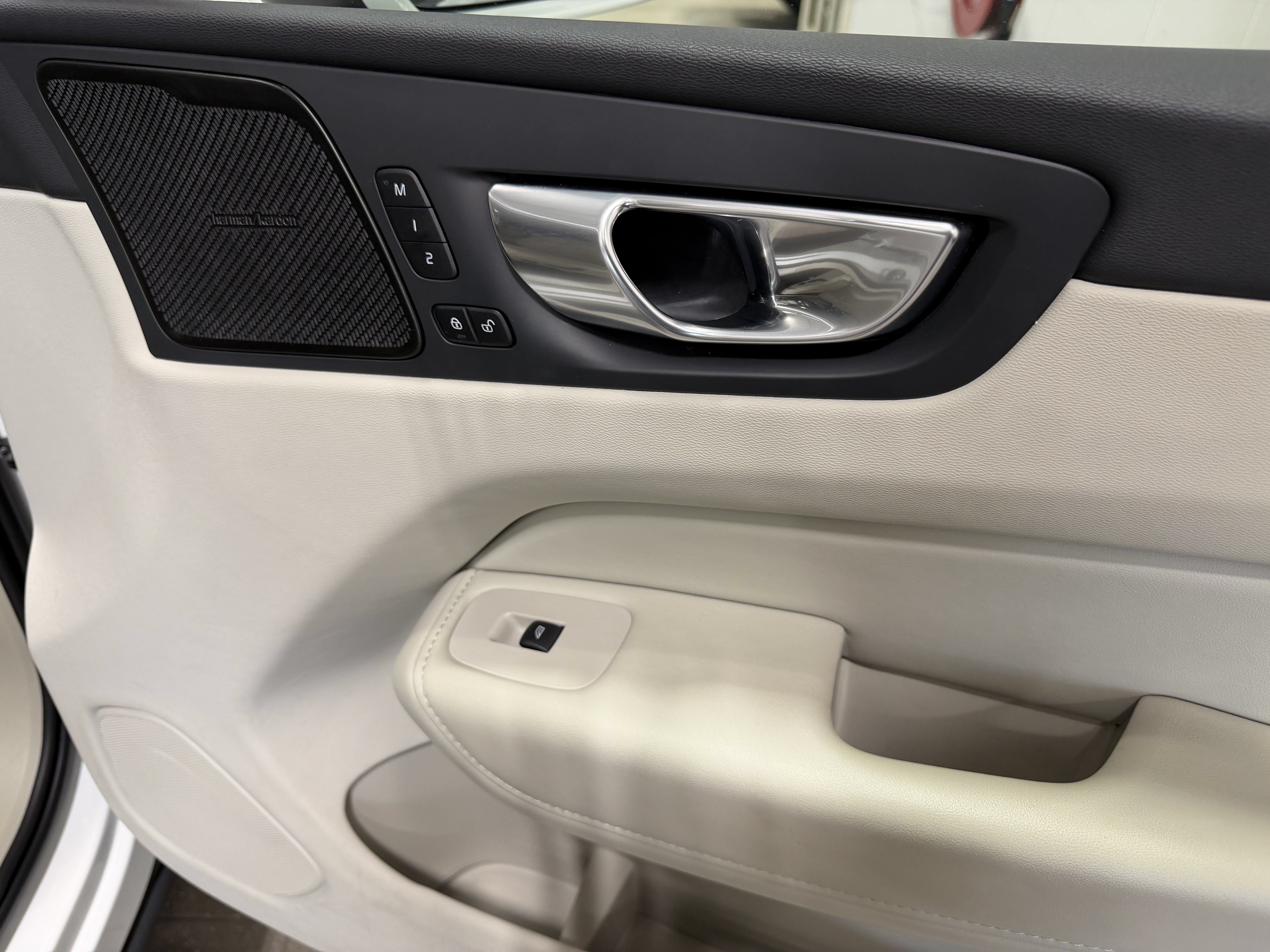 Used 2023 Volvo XC60 B5 Ultimate w/ Climate Package FWD image 18