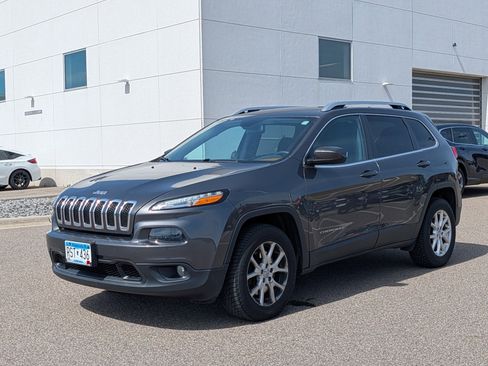 Used 2017 Jeep Cherokee Latitude w/ Cold Weather Group AWD/4WD image 2