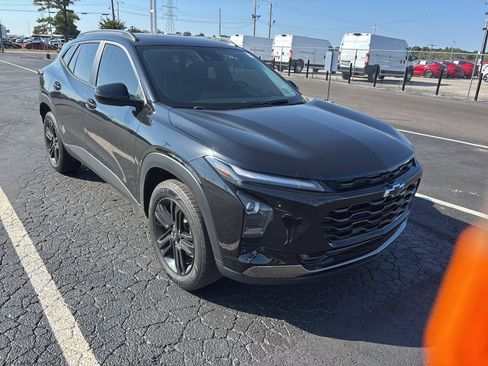 Used 2025 Chevrolet Trax ACTIV w/ Sunroof Package FWD image 2