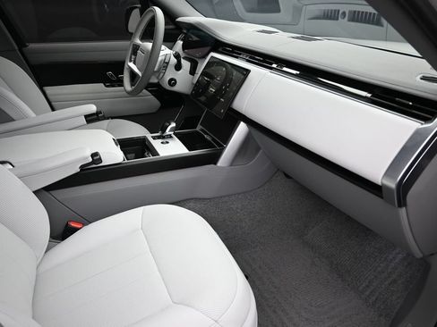 Used 2025 Land Rover Range Rover SV AWD/4WD image 22