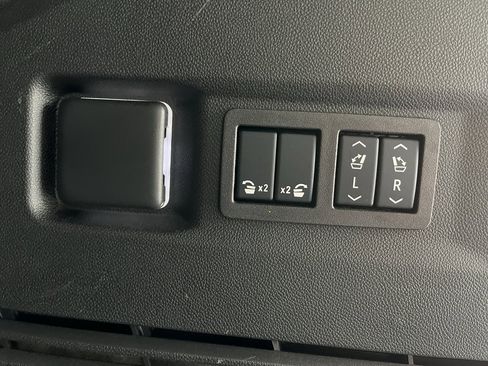 Used 2024 Chevrolet Tahoe High Country image 11