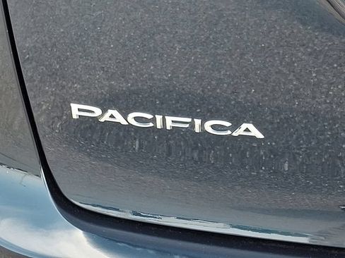 Used 2023 Chrysler Pacifica Touring-L FWD image 31