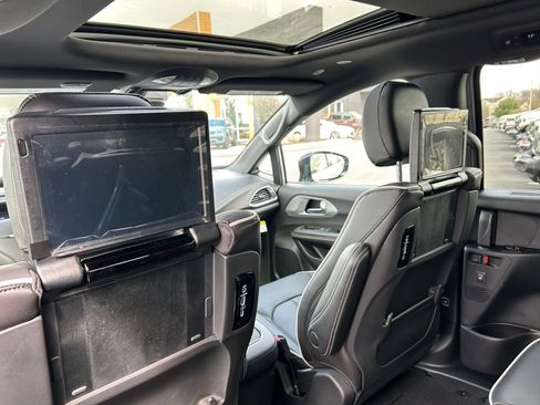 New 2026 Chrysler Pacifica Limited image 26