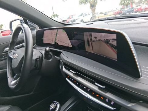 Used 2025 Cadillac XT4 Premium Luxury FWD image 15