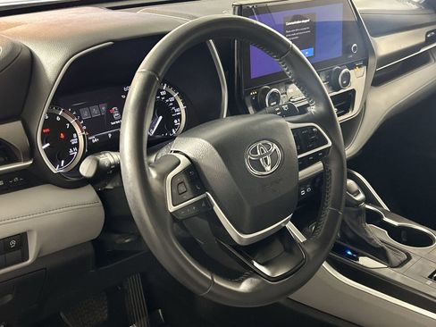 Used 2023 Toyota Highlander XLE FWD image 15