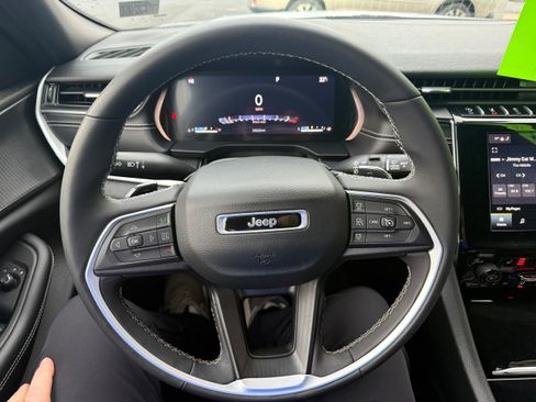 Certified 2023 Jeep Grand Cherokee Altitude image 7