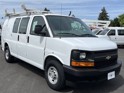 Used 2017 Chevrolet Express 2500 RWD image 3
