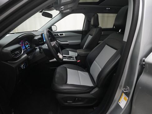 Used 2023 Ford Explorer XLT w/ Equipment Group 202A AWD/4WD image 7
