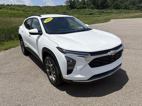 Used 2025 Chevrolet Trax LT FWD image 7
