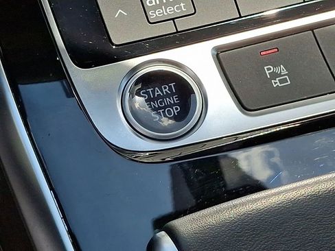 Used 2022 Audi Q8 Premium image 25