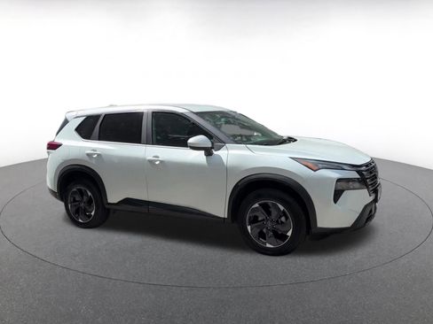Used 2025 Nissan Rogue SV AWD/4WD image 2