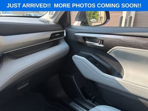 Used 2025 Toyota Highlander Limited FWD image 16
