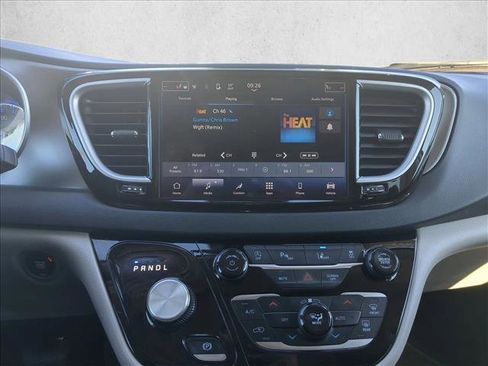 Used 2024 Chrysler Pacifica Touring-L image 13
