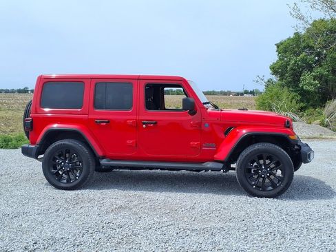 Used 2025 Jeep Wrangler Unlimited Sahara AWD/4WD image 4
