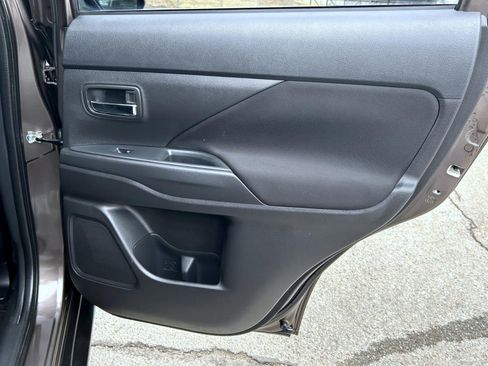 Used 2020 Mitsubishi Outlander ES image 18