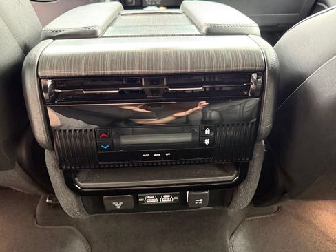 Used 2024 Jeep Wagoneer L Series II w/ Flexible Seating Group AWD/4WD image 15