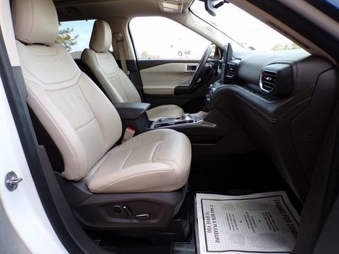 Used 2020 Ford Explorer Platinum w/ Premium Technology Package image 16