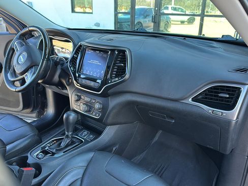 Used 2019 Jeep Cherokee Overland w/ Technology Group image 18