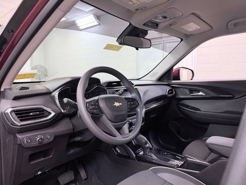Used 2023 Chevrolet TrailBlazer LT FWD image 14