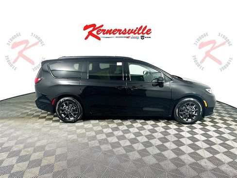 New 2025 Chrysler Pacifica Select w/ Uconnect Theater Family Group image 8