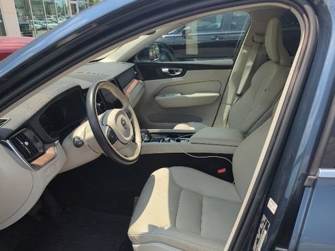 Used 2022 Volvo XC60 B5 Momentum w/ Climate Package FWD image 8