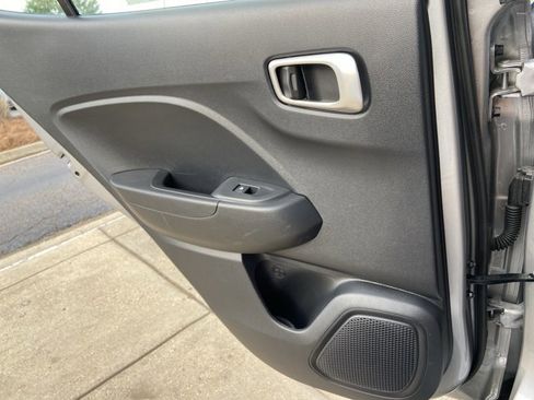 Used 2025 Hyundai Venue SEL FWD image 53