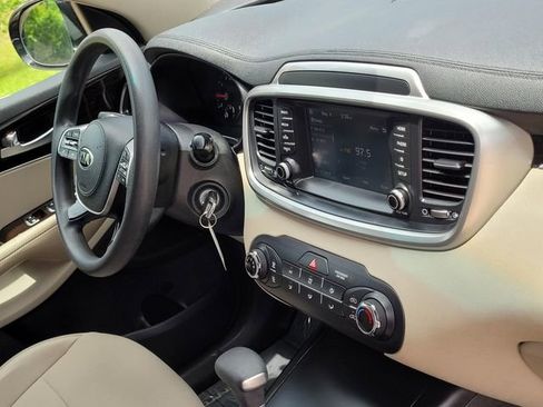 Used 2020 Kia Sorento LX AWD/4WD image 11