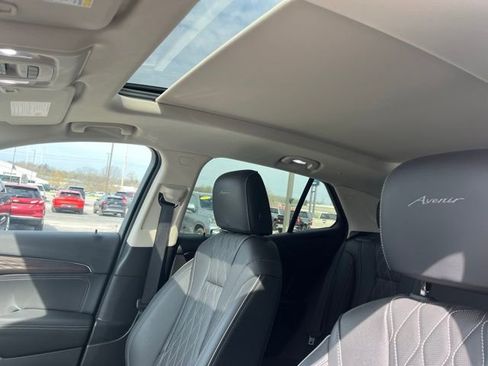 Used 2023 Buick Envision Avenir image 9