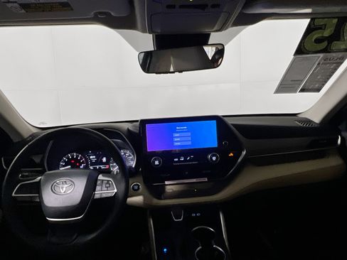 Used 2024 Toyota Highlander XLE FWD image 30