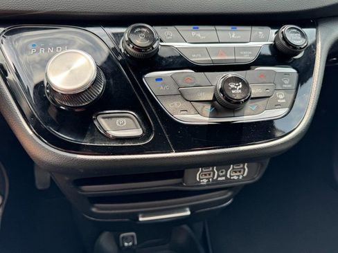 Used 2025 Chrysler Pacifica Select FWD image 18