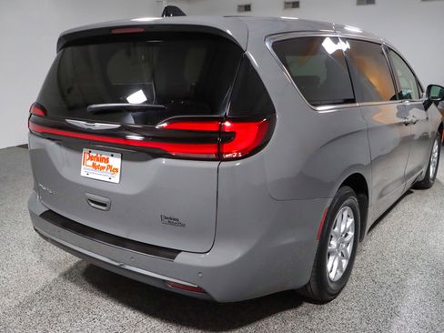 Used 2023 Chrysler Pacifica Touring-L FWD image 7