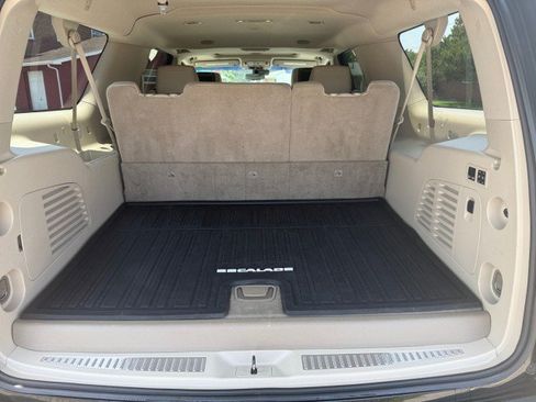 Used 2018 Cadillac Escalade ESV Luxury AWD/4WD image 18