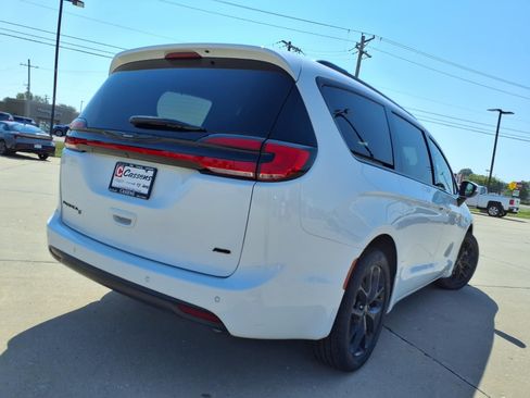 Certified 2023 Chrysler Pacifica Touring-L w/ S Appearance Package AWD/4WD image 31